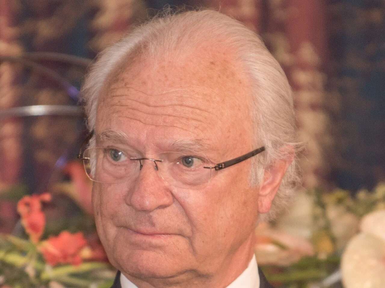 Kung Carl XVI Gustaf i uniform vid en offentlig ceremoni